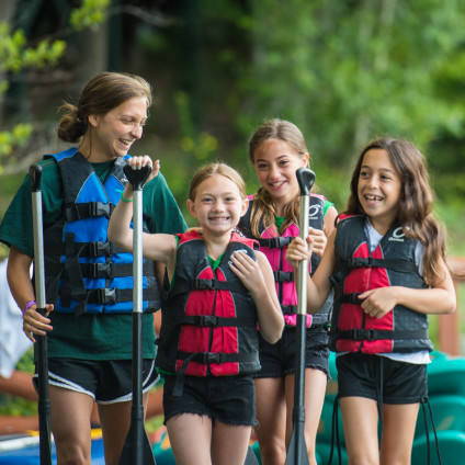 girls-paddling